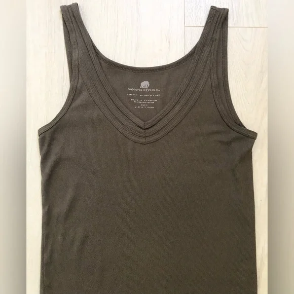 Banana Republic Rib V-Neck Soft Tank Top Cami - Picture 6 of 16
